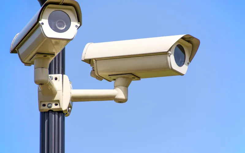 Cámaras de seguridad montadas en un poste